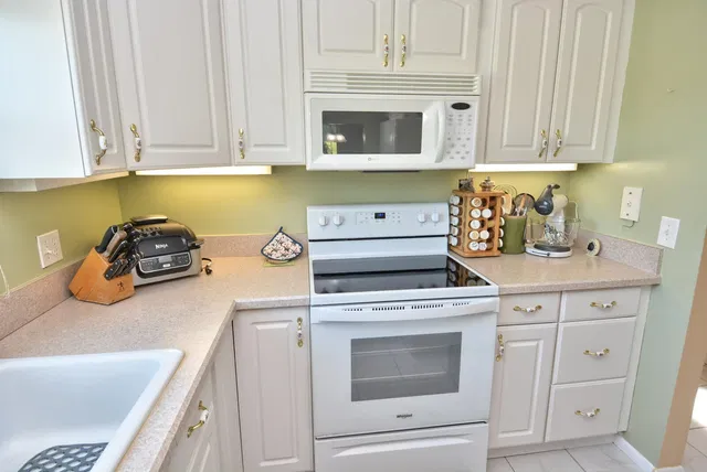 Unit 1701 photo 10