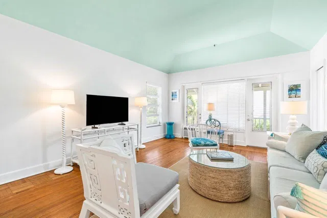 424 Chilean Avenue #4