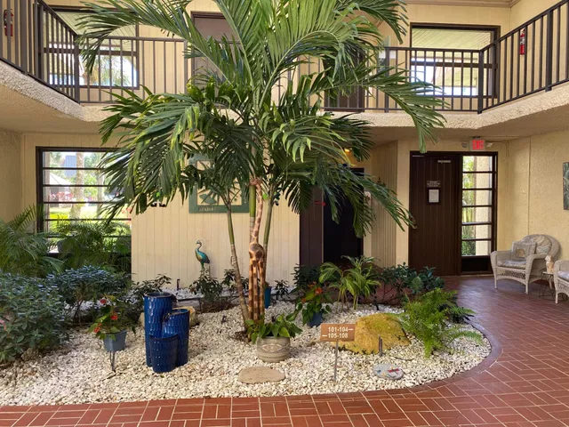 Unit 5-203 photo 2