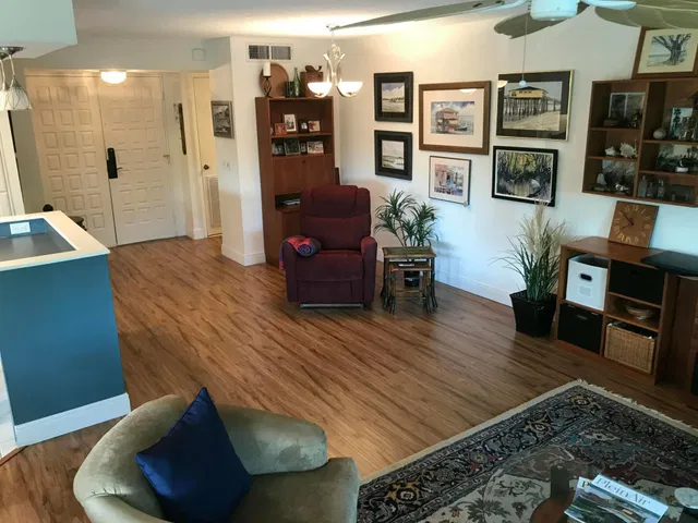 Unit 5-203 photo 8