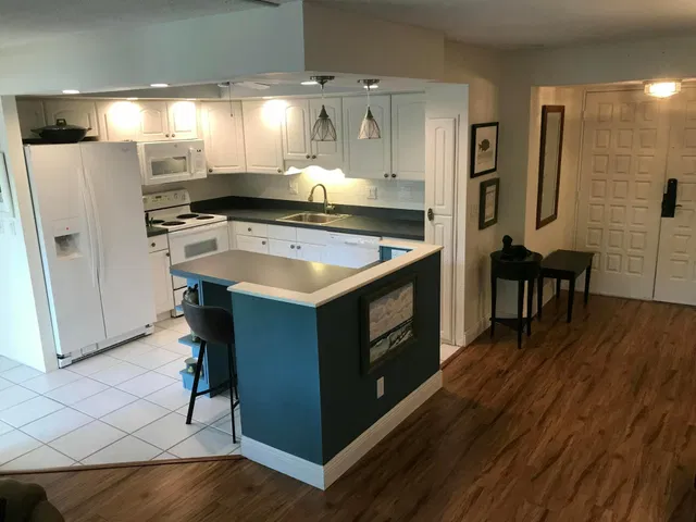 Unit 5-203 photo 9