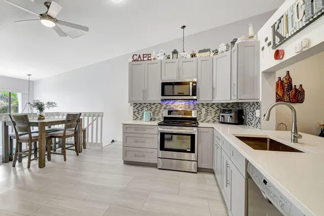 Unit 204 photo 11