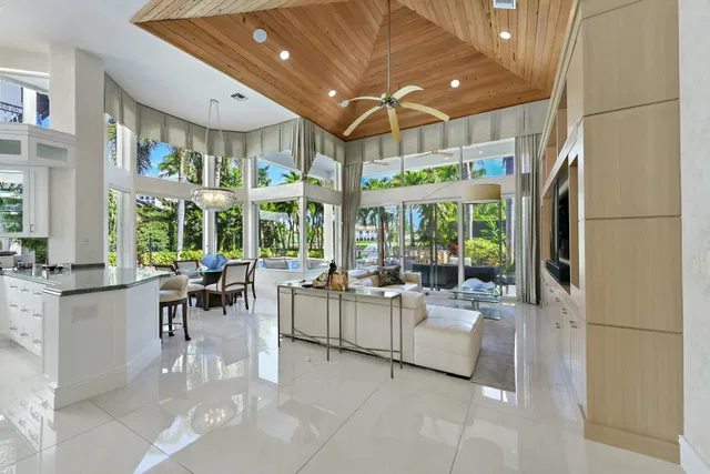 Royal Palm Yacht and Country Club Residence photo 29