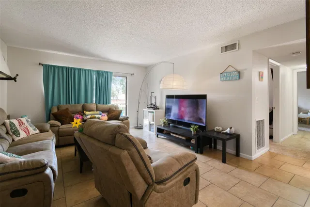 Unit 14B photo 3