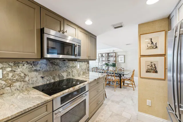 Trianon Unit 1402 photo 13