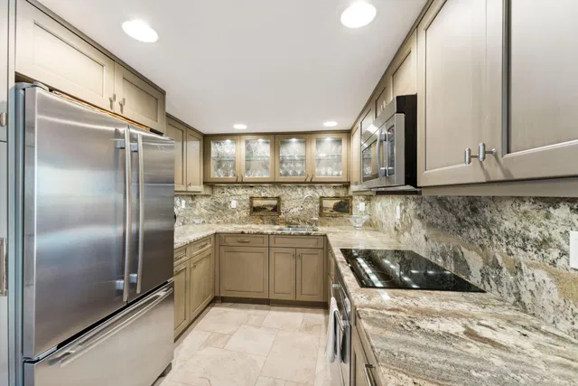 Trianon Unit 1402 photo 14