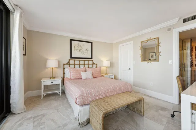 Trianon Unit 1402 photo 20