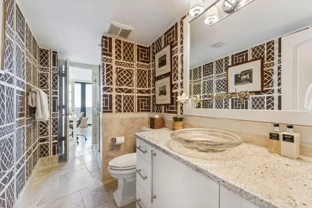Trianon Unit 1402 photo 22