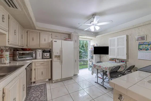Unit 221 photo 32
