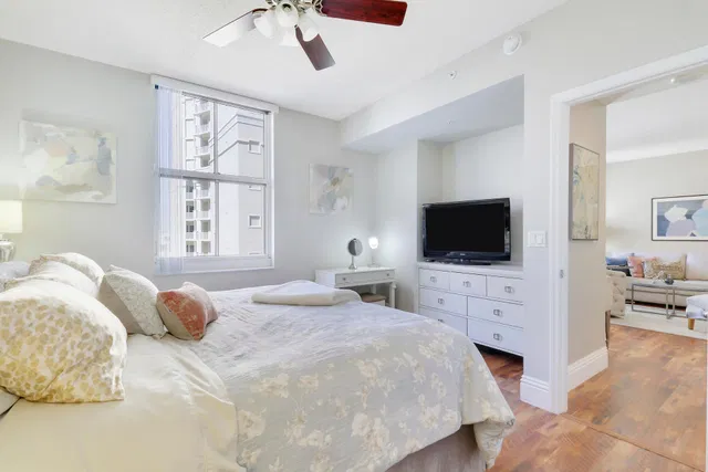 The Strand Unit 801 photo 2