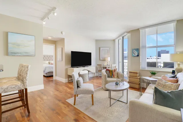The Strand Unit 801 photo 3