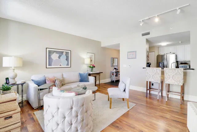 The Strand Unit 801 photo 4