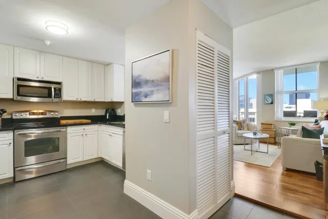 The Strand Unit 801 photo 5