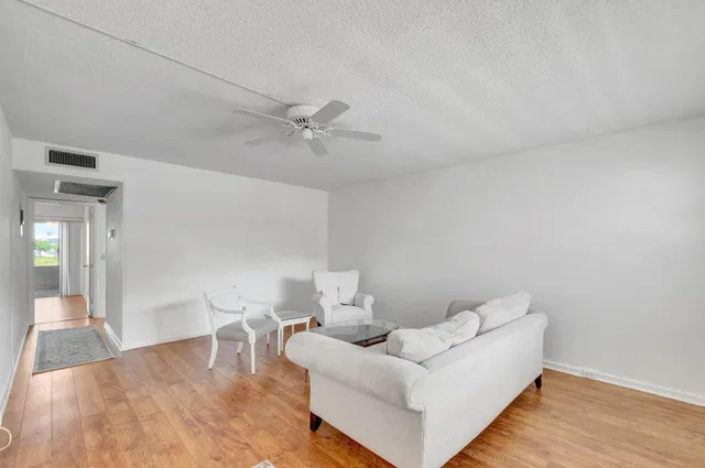 Unit 267 photo 6