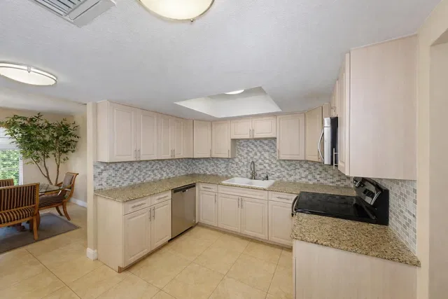 West Palm Beach Residence photo 17