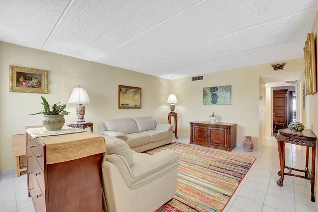Unit 212 photo 4