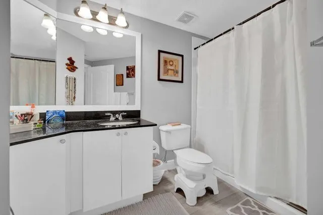 Unit 104 photo 17