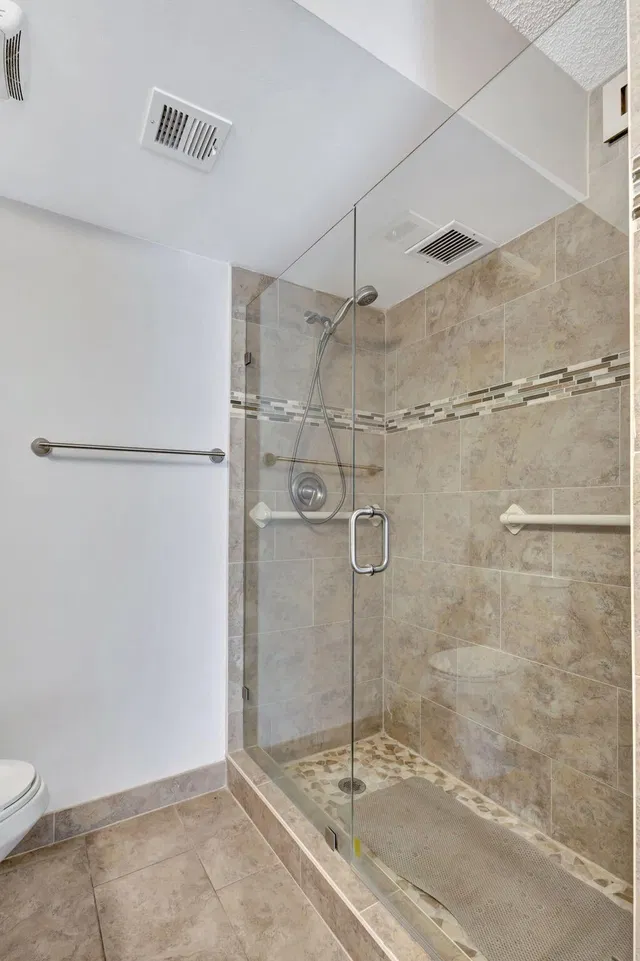 Unit 104 photo 16
