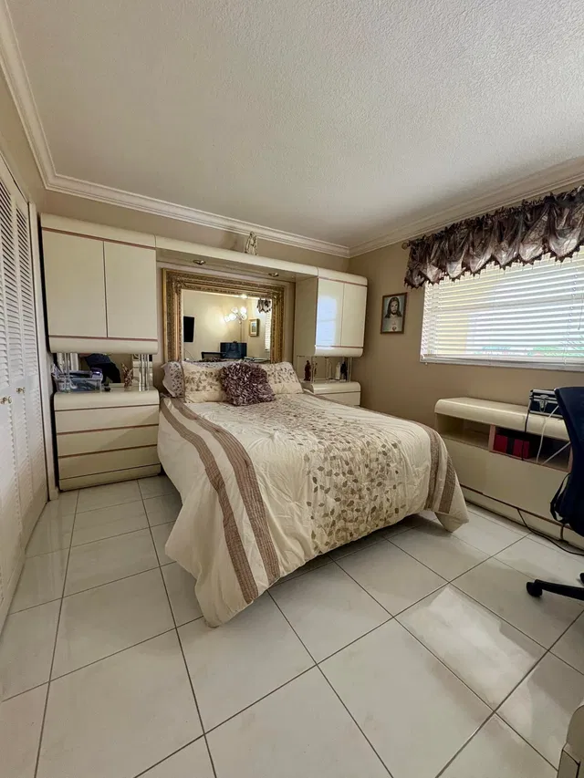 Unit 402 photo 10