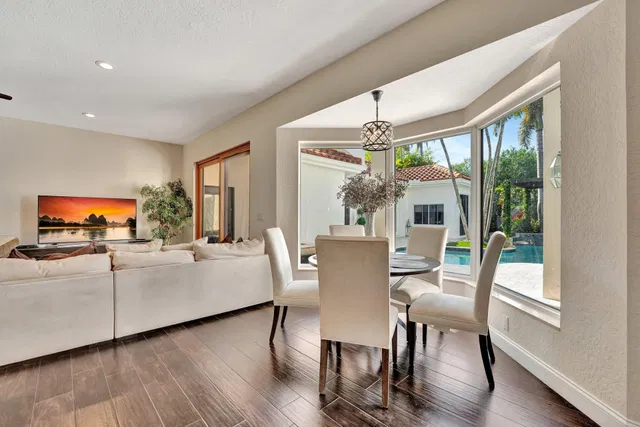 Seasons Residence photo 39