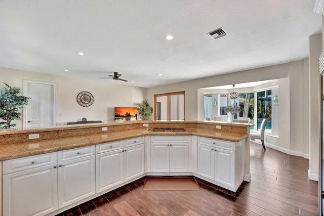 Seasons Residence photo 43