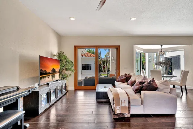 Seasons Residence photo 47
