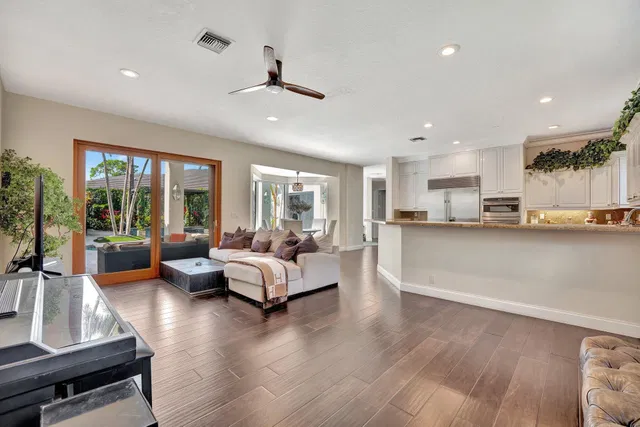 Seasons Residence photo 48