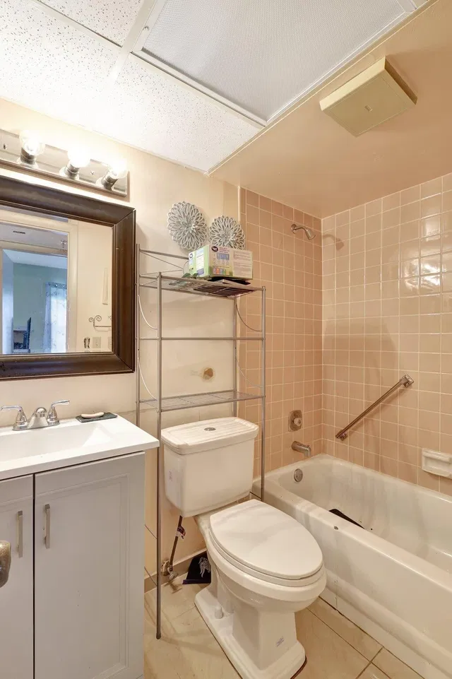 Unit 507 photo 17