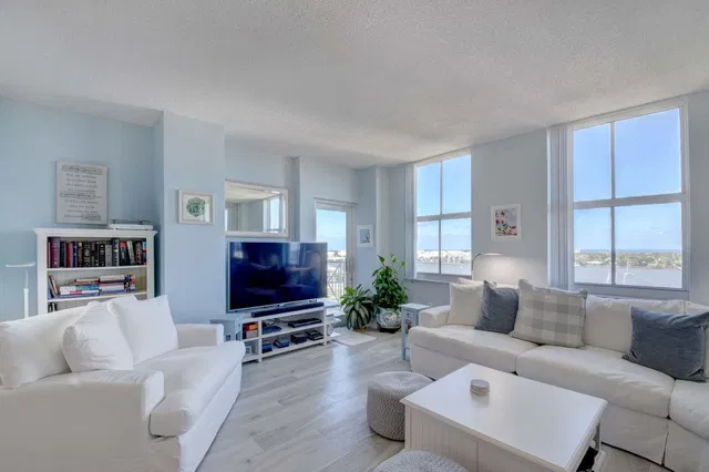 The Strand Unit 904 photo 4