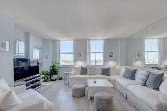 The Strand Unit 904 photo 5
