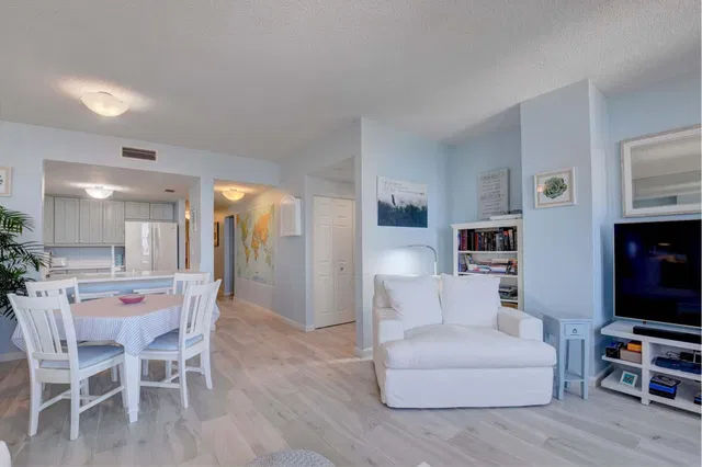 The Strand Unit 904 photo 6