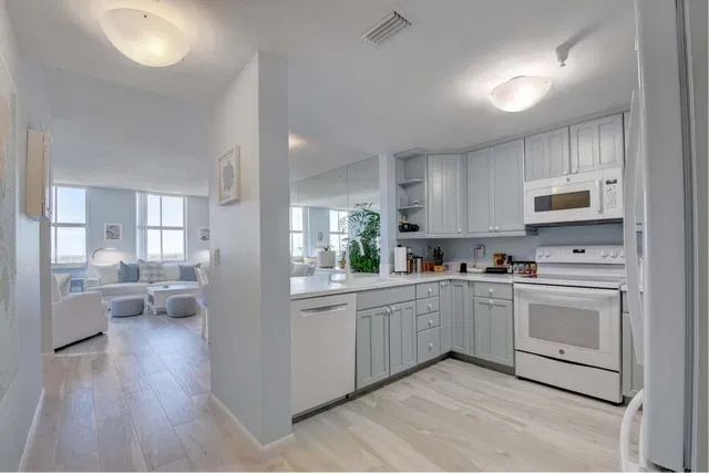 The Strand Unit 904 photo 9