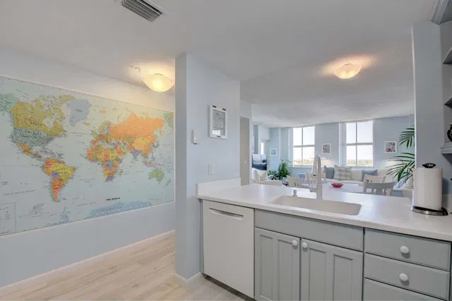The Strand Unit 904 photo 10
