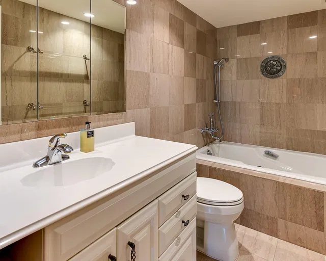 Winthrop House Condos Unit 502 photo 6