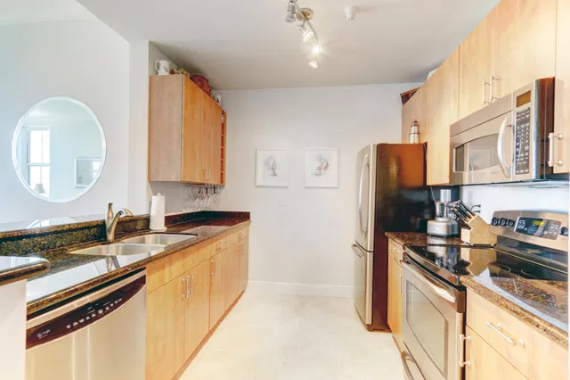 The Strand Unit 401 photo 4