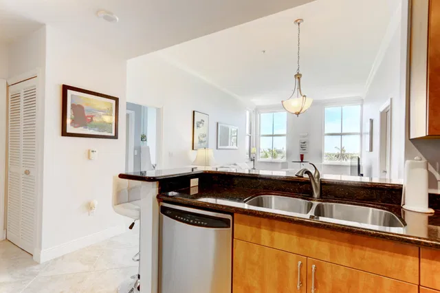 The Strand Unit 401 photo 5