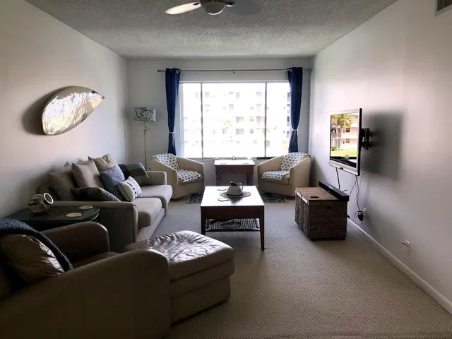  Unit 304b photo 4