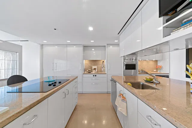 Winthrop House Condos Unit 713 photo 8