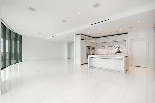 Bristol Palm Beach Unit 1502 photo 4