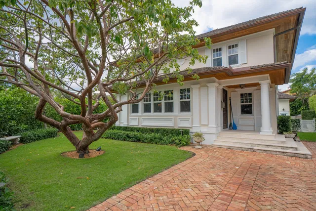 359 Seaspray Avenue