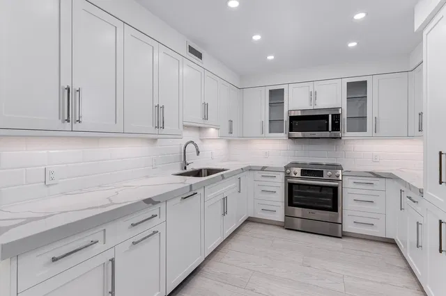 Winthrop House Condos Unit 605 photo 4