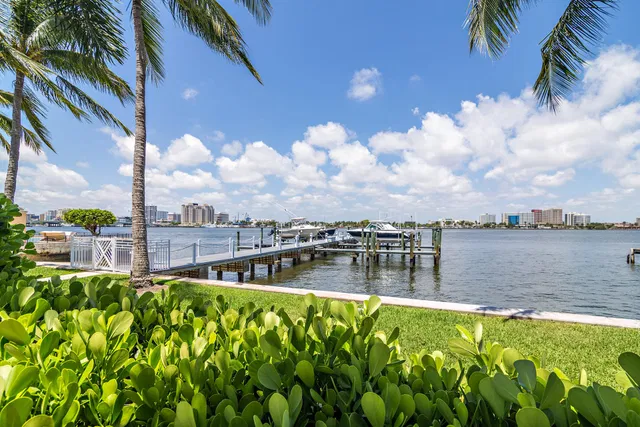 250 Bradley Place #207