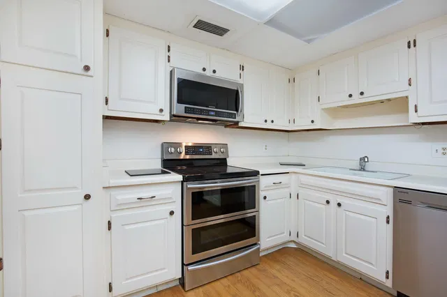 Winthrop House Condos Unit 222 photo 6