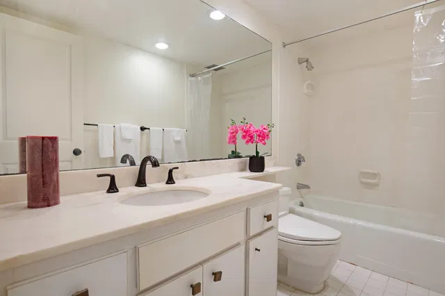 Winthrop House Condos Unit 222 photo 10
