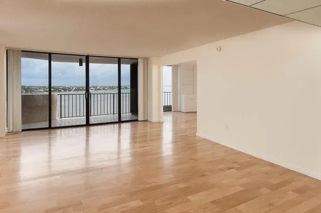 Trianon Unit 1003 photo 4