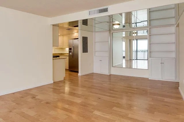 Trianon Unit 1003 photo 6