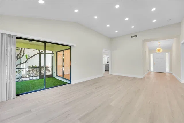 Residence photo 12