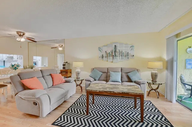 Unit 1027 photo 2