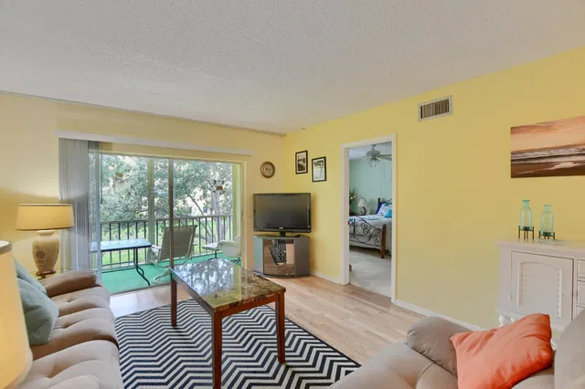 Unit 1027 photo 3