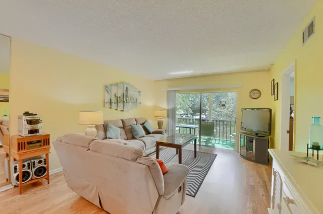 Unit 1027 photo 7